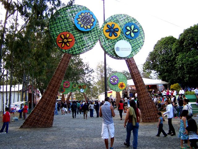 Cenografia de lonas de banners em meio a praça de Garanhuns/Pernambuco para o festival de inverno