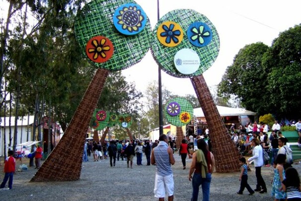 Cenografia de lonas de banners em meio a praça de Garanhuns/Pernambuco para o festival de inverno